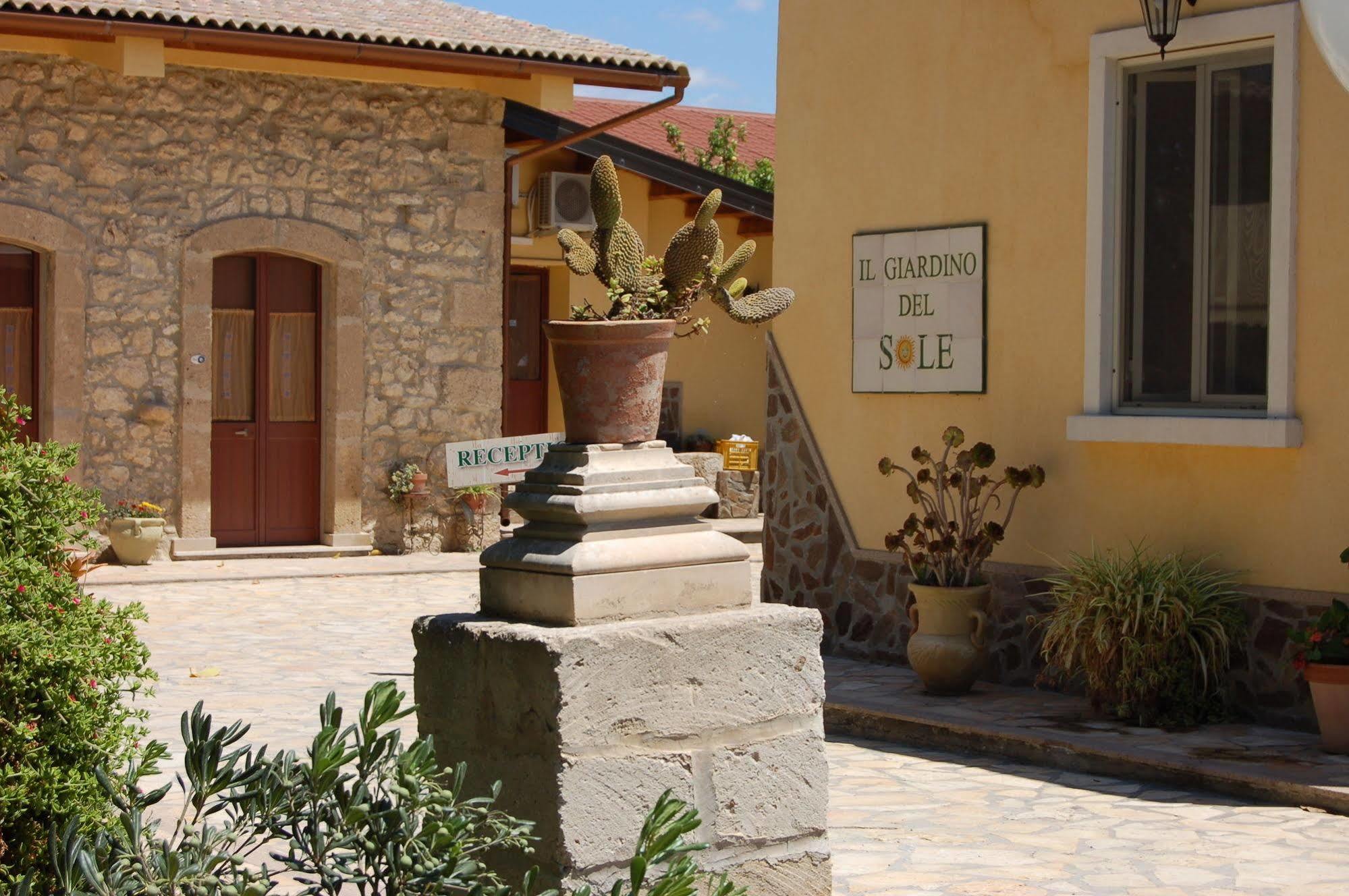 Il Giardino Del Sole Villa Agnone Bagni Bagian luar foto